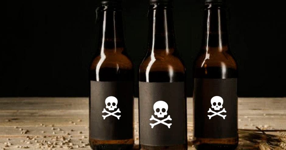 Unas botellas de vidrio con una etiqueta de calavera