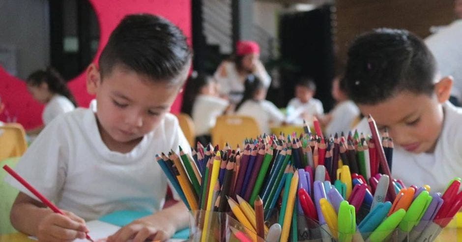 niños pintando