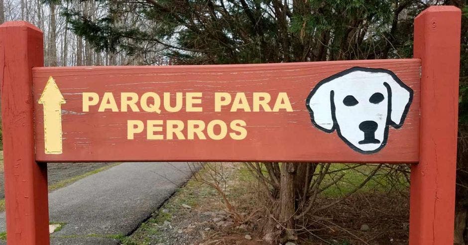 rótulo que dice: Parque para perros