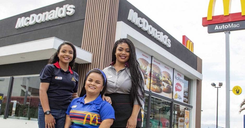 tres jovenes con uniforme de McDonald's