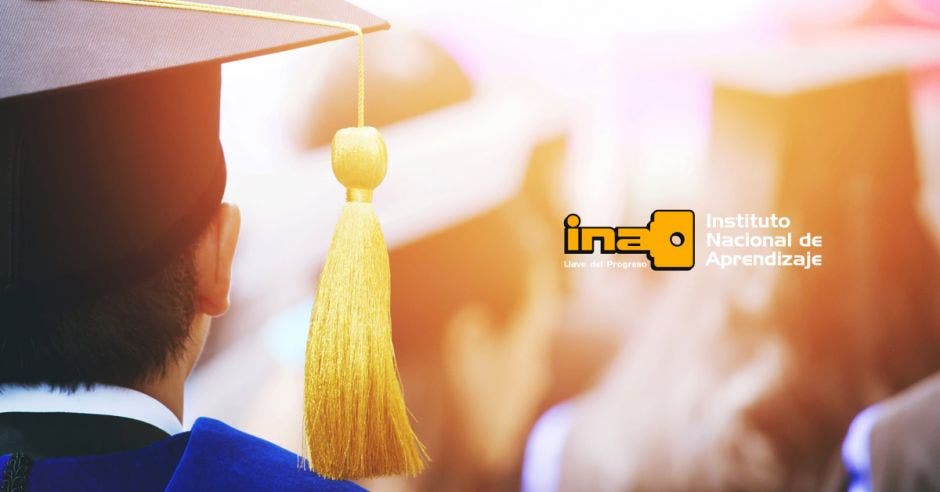 Un joven en una ceremonia de graduación con le logo del INA