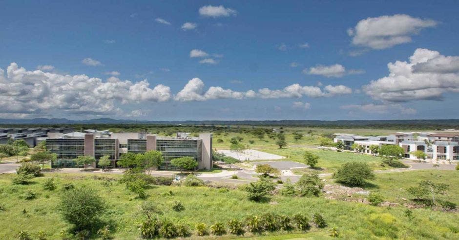 terreno verde y en el centro un edificio