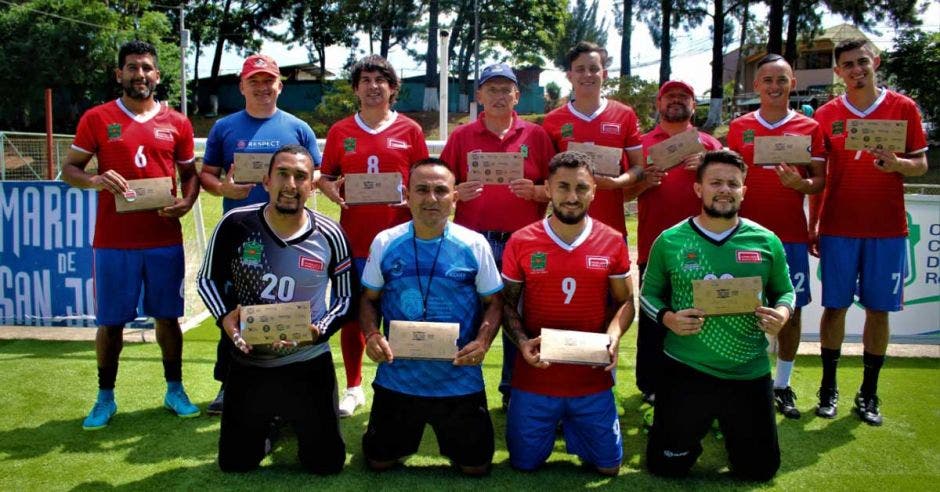 Futbolistas posando con título