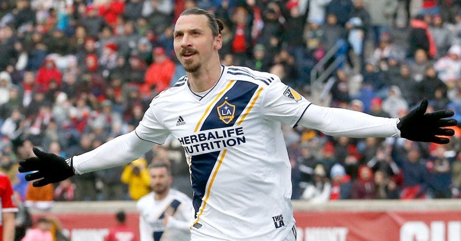 zlatan celebrando un gol