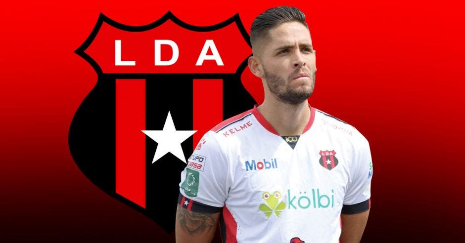 jonathan moya atras el escudo de alajuelense