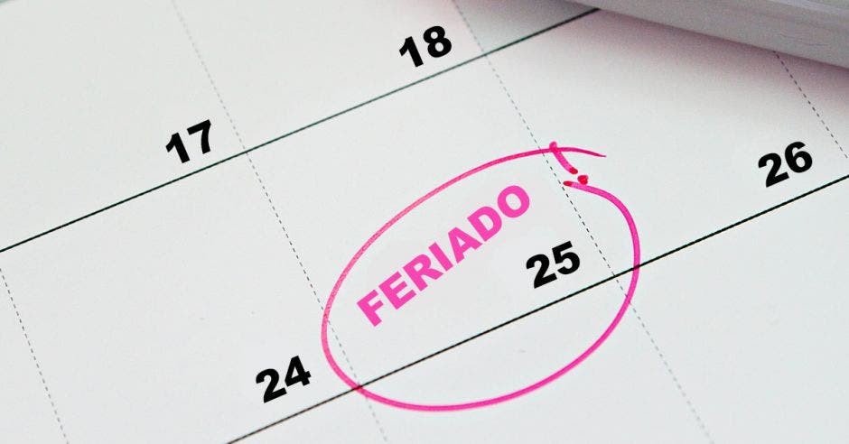 Un calendario marcando el 25 como feriado