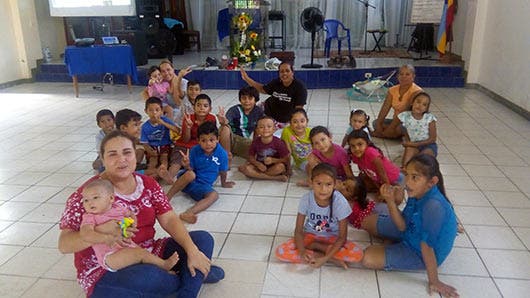 La trabajadora social Hellen Valverde enseña a la niñez del Cocal valores cívicos, familiares y religiosos.