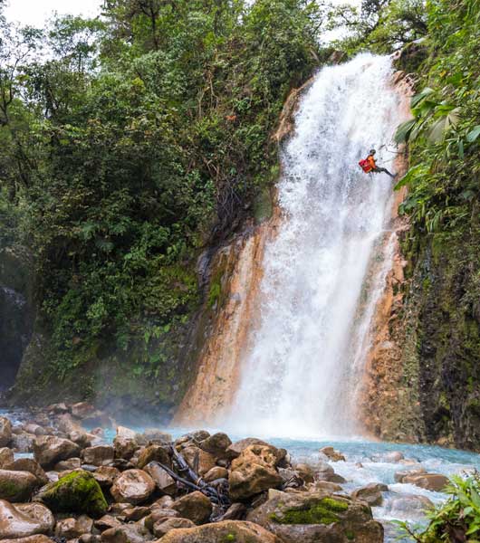 Cataratas Gemelas hombre bajando en rappel