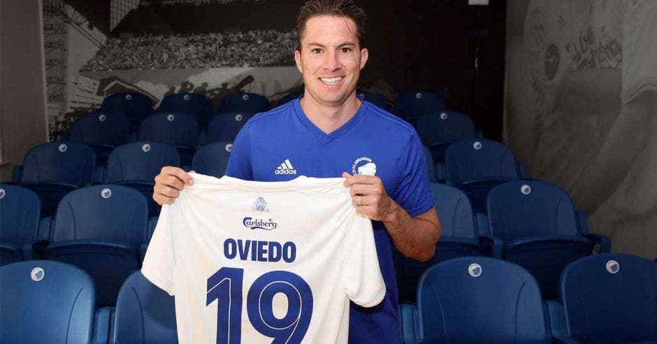 bryan oviedo con la camisa del copenhague