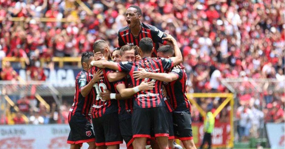 jugadores de la liga celebran en abrazo