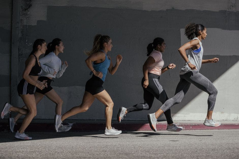 mujeres corriendo