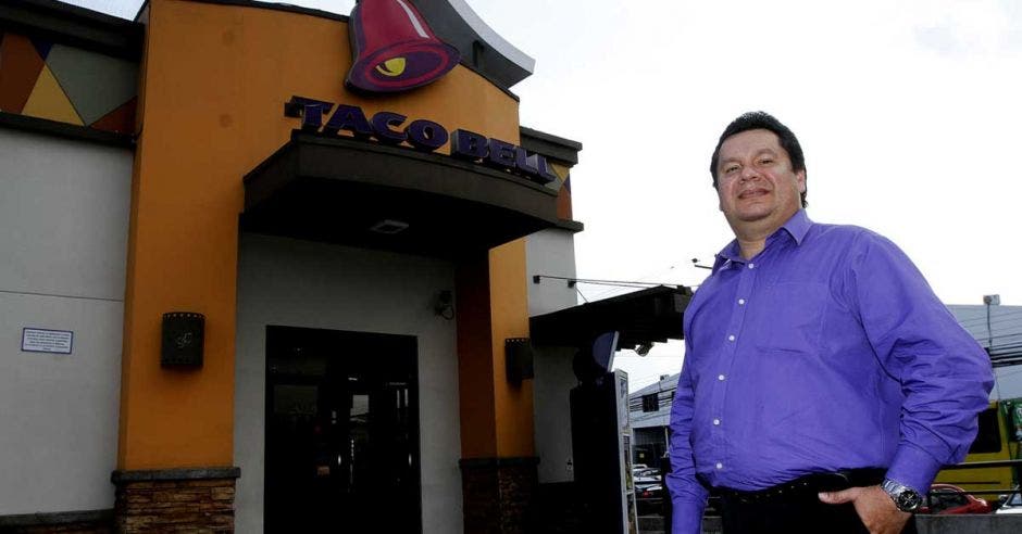 Mauricio afuera de un restaurante de Taco Bell