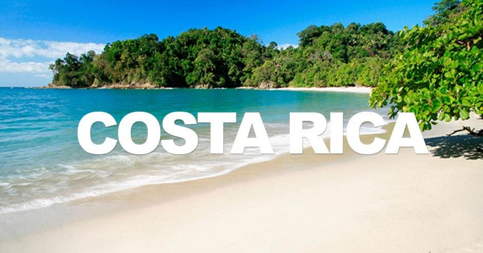 letras que dicen Costa Rica, de fondo una playa