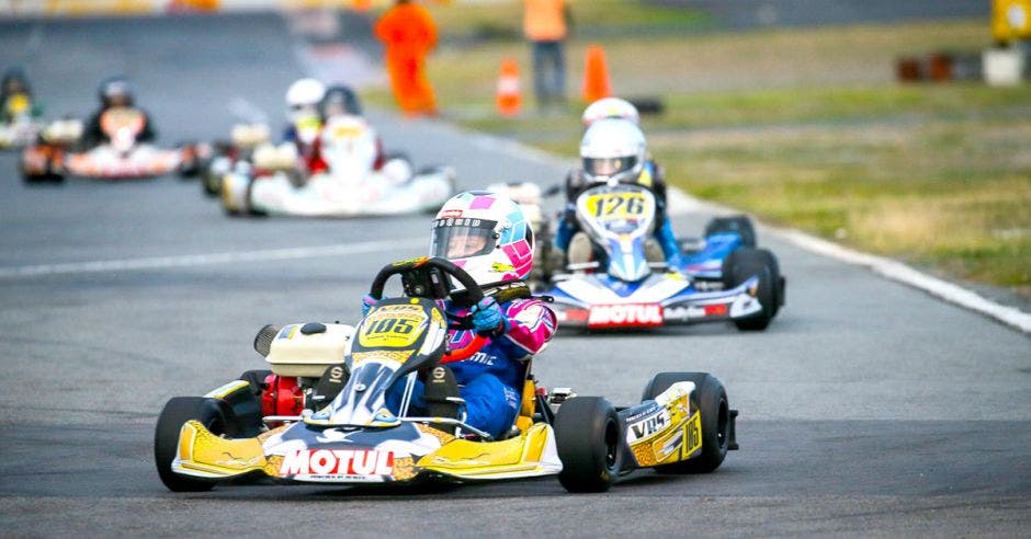 mujer maneja un kart en pista