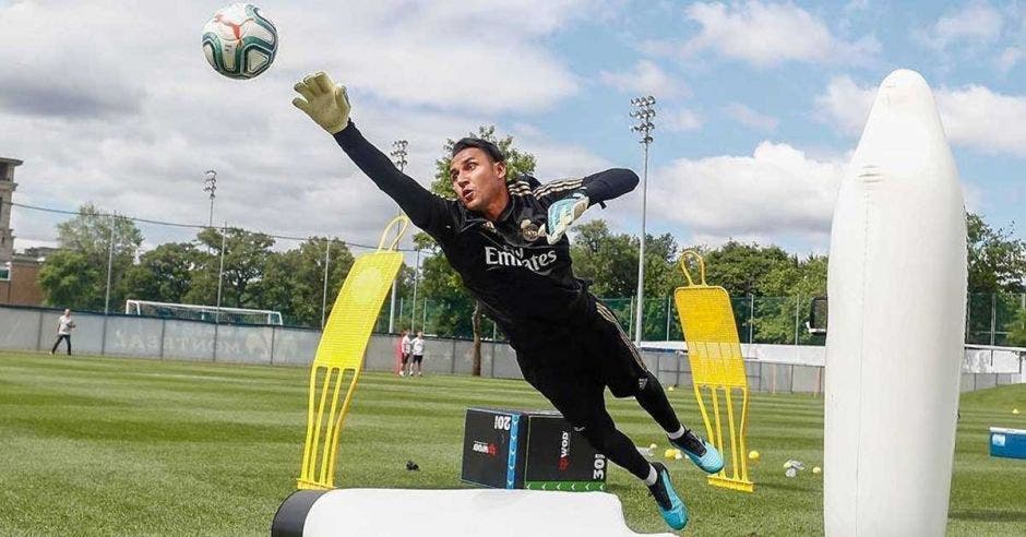 kaylor navas en entrenamiento con balón