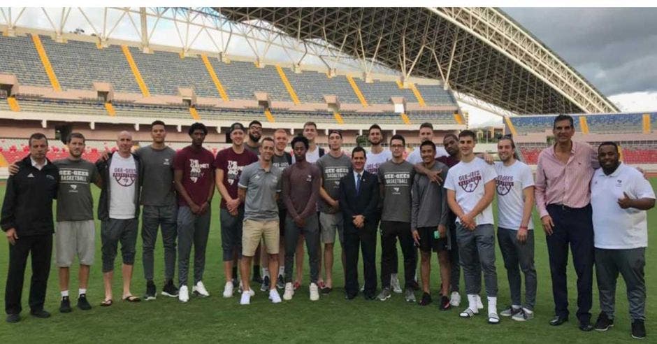 personas posan en estadio nacional