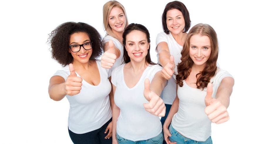 mujeres de distintos colores de piel y cabello levantando el pulgar