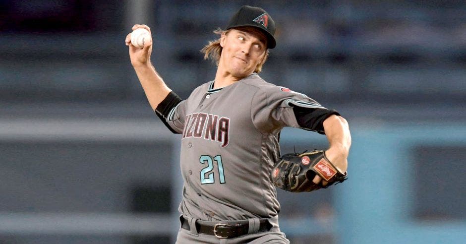 Zack Greinke tirando bola de beisbol