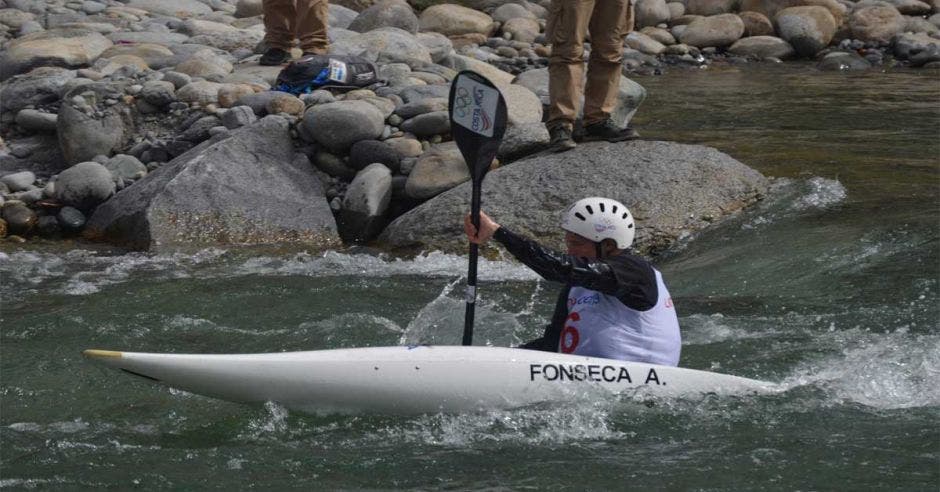 joven rema en canotje