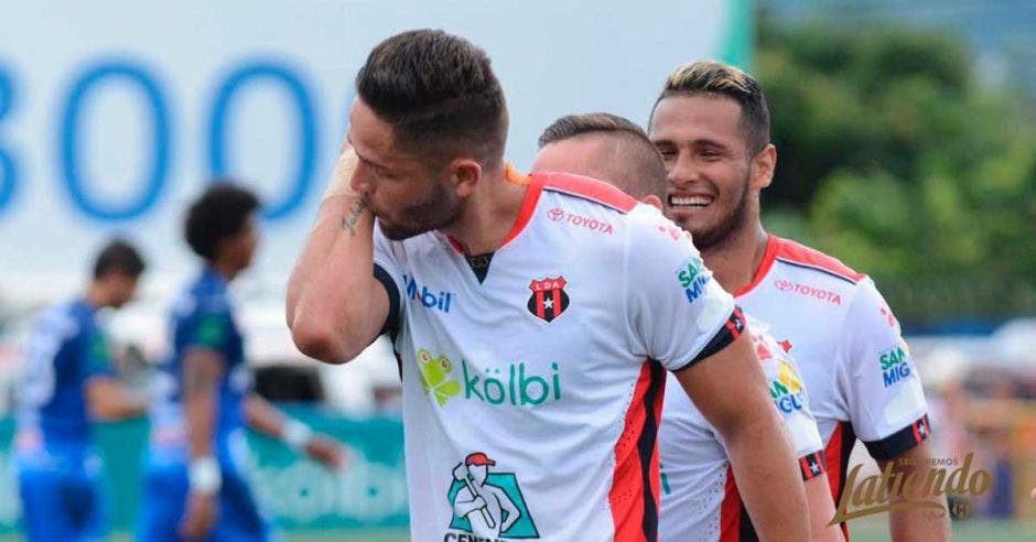 jonathan moya celebra el gol besando el brazo