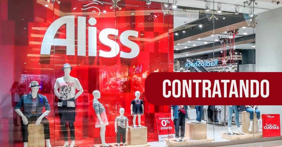 vitrina de tienda Aliss, maniquís con ropa de niño