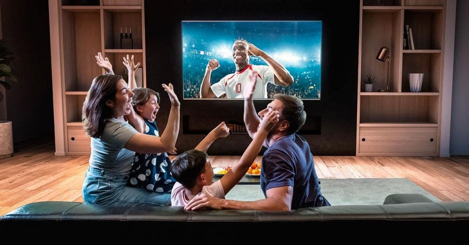 Familia viendo TV