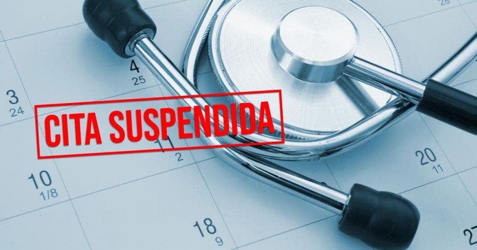 Un calendario con un estetoscopio encima y con la palabra cita suspendida