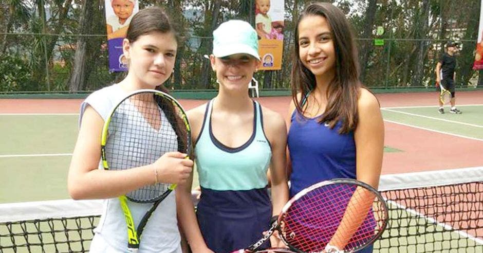 mujeres con raquetas de tennis