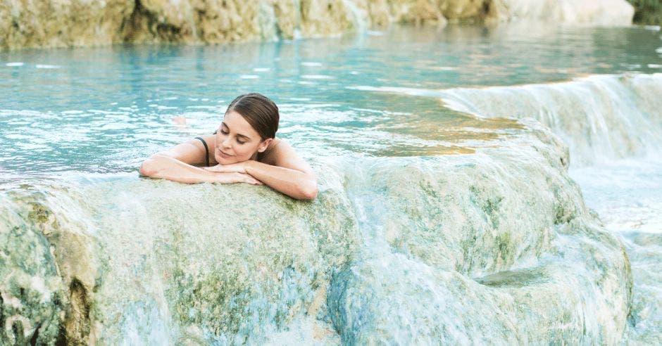 Una mujer disfruta de las aguas termales