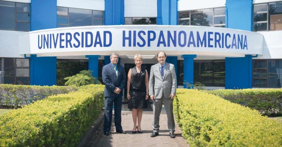 De izquierda a derecha, Marco Urbina, Director General, Sra. Vivian Bagnarello, Vicerrectora de Calidad Académica y José Raúl Pino, Rector a.i. en la fachada de la Universidad Hispanoamericana