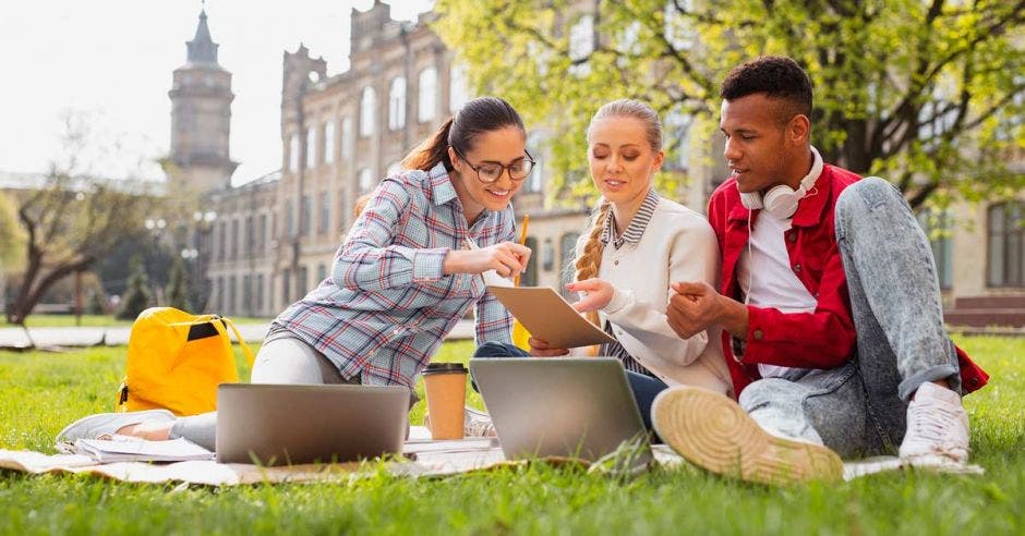 Varios jóvenes en un campus universitarios