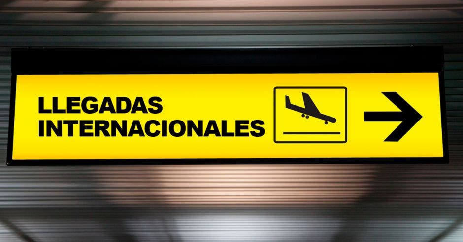 rótulo de aeropuerto que dice: llegadas internacionales