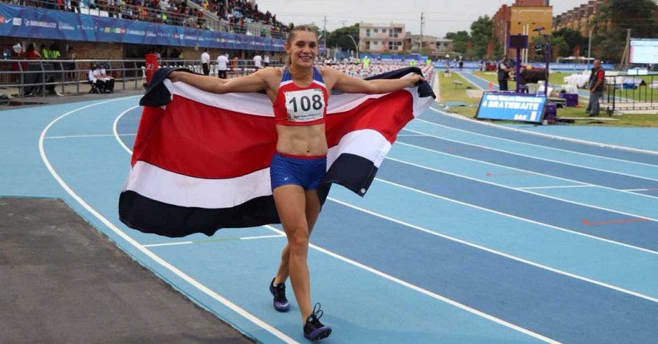 andrea vargas con bandera de costa rica