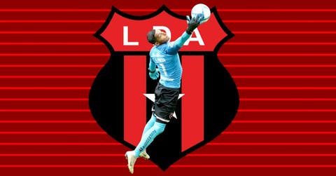 adonis pineda salta por balon y bandera de la liga
