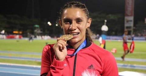 andrea muerde la medalla