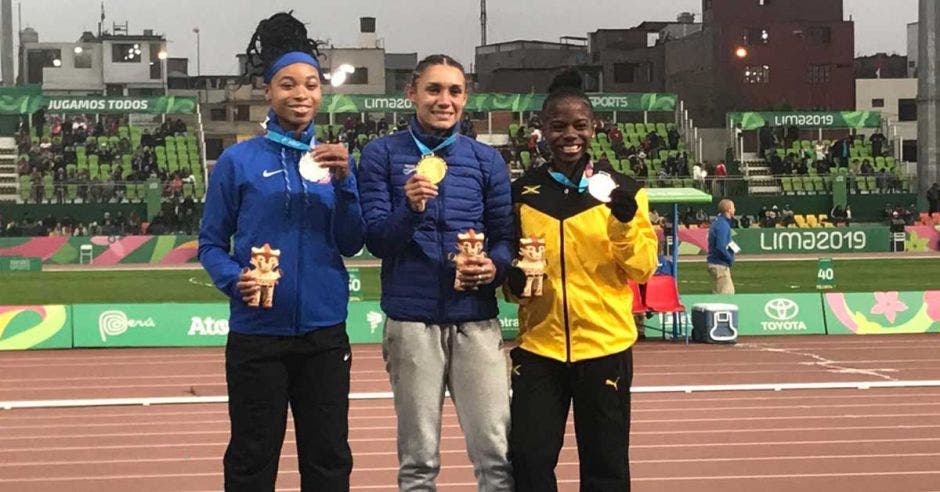 muchachas en el podio con medalla