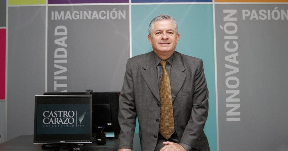 Carlos Barrantes en la Universidad Castro Carazo, sede central