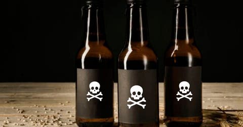 Tres envases de vidrio con un ícono de calavera