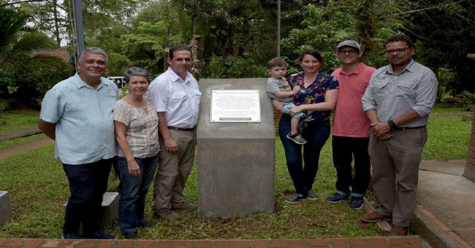 Familia Koss Stupp y autoridades de la UCR durante la donación del terreno