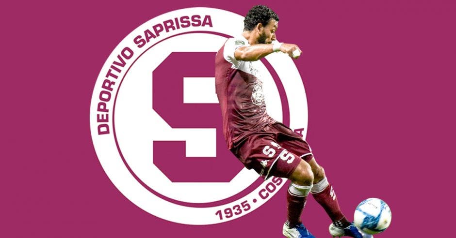 michael barrantes patea un balón, escudo de saprissa atrás