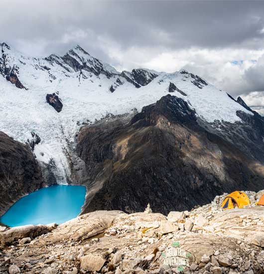 montaña hielo y laguna azul