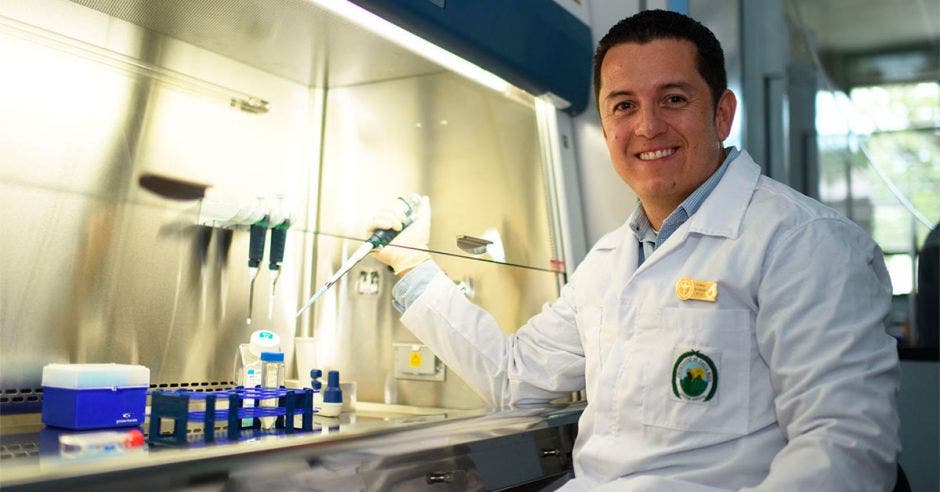 Rodrigo Mora, microbiólogo tico, superó a 381 aspirantes de todo el mundo, y fue el único de Centroamérica en conseguir el respetado reconocimiento Georg Forster 2018. Cortesía/La República.