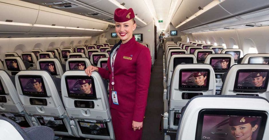 azafata de Qatar en el avión