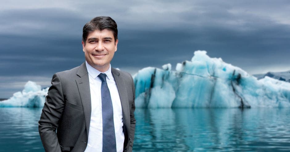 El presidente Alvarado con un iceberg detrás