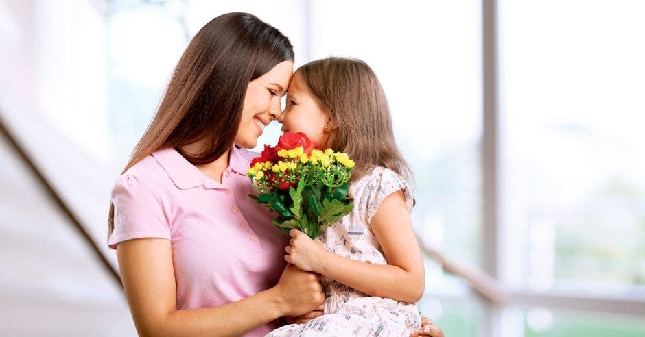 mamá e hija abrazándose