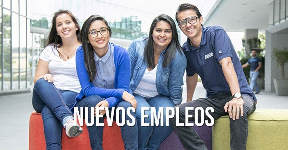 Cuatro jóvenes con la palabra Nuevos Empleos