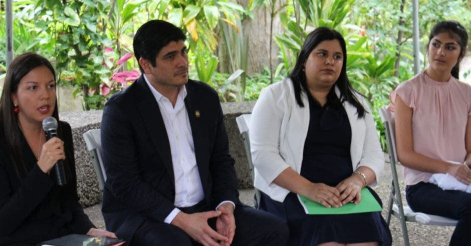 Carlos Alvarado junto a Paola Vega, legisladora del PAC. Como moderadora del conversatorio fungió Haydeé Rodríguez, viceministra de Agua y Mares (con el micrófono)