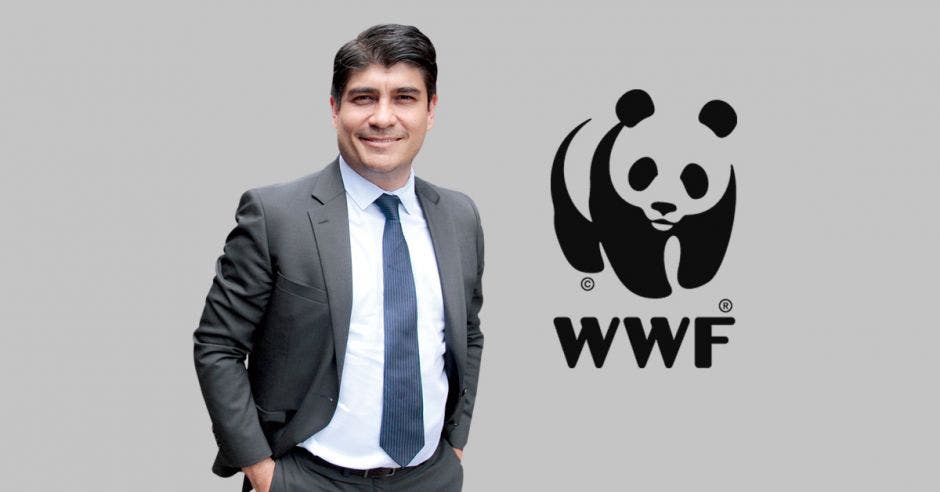 Carlos Alvarado junto al logo de la WWF