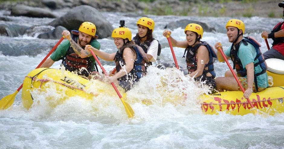 balsa con rafters en río