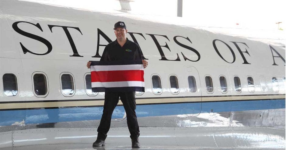 ALEJANDRO ENCIMA DE AVION CON BANDERA DE COSTA RICA